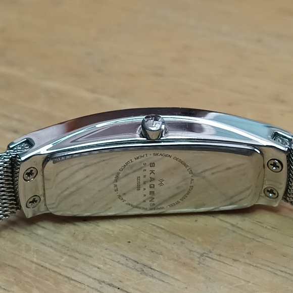 X Steel Thin design SS case, mesh band, black dial Arabic numerals 2 Hand
